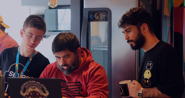 Especialistas do Hub Seven resolvendo um chamado juntos
