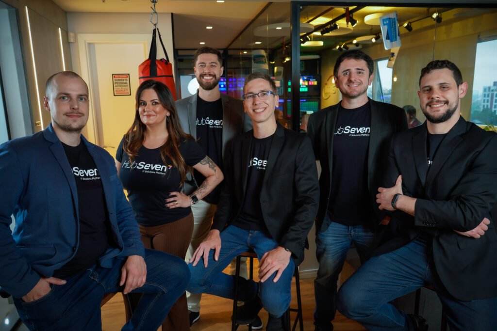 Parte do time do Hub Seven no escritório