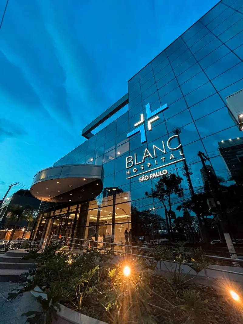 Fachada iluminada do Blanc Hospital em São Paulo