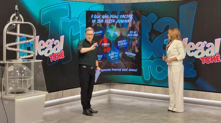 Apresentadores no estúdio do programa Trilegal Tchê